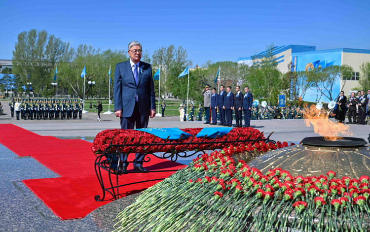 Президент Қасым-Жомарт Тоқаев «Отан Ана» монументіне гүл шоғын қойды